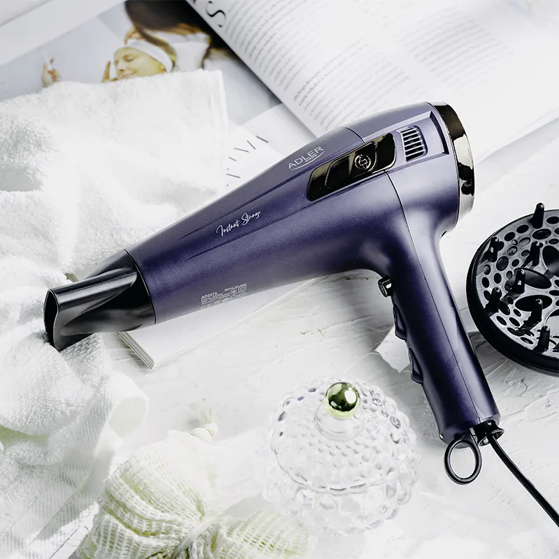 Uscator Par Cablu Retractabil 2400W Adler