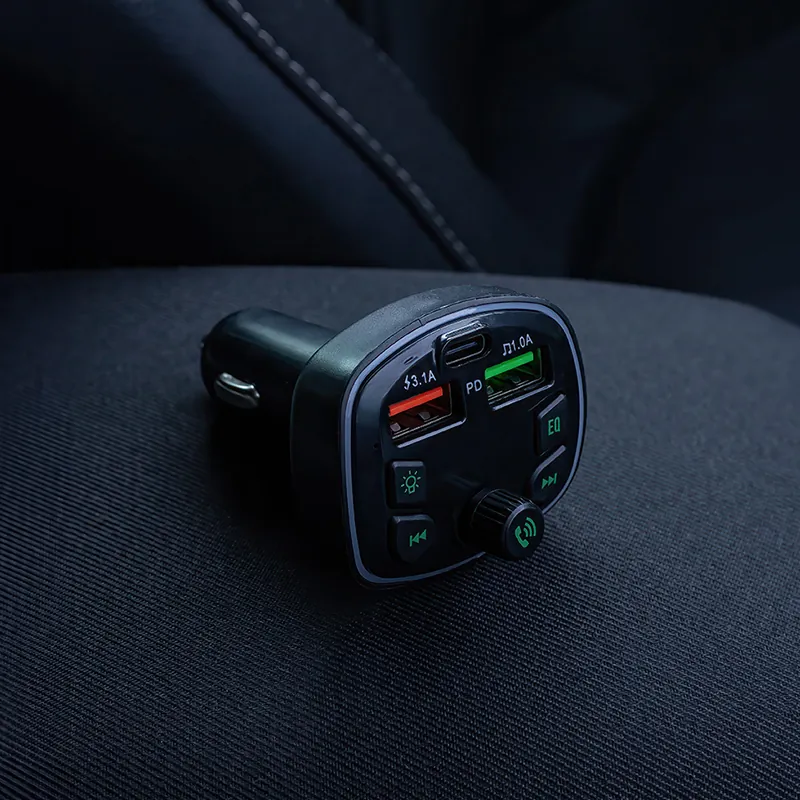 Modulator FM cu Bluetooth cu 2XUSB 1A - 3.1A + USB C 20W