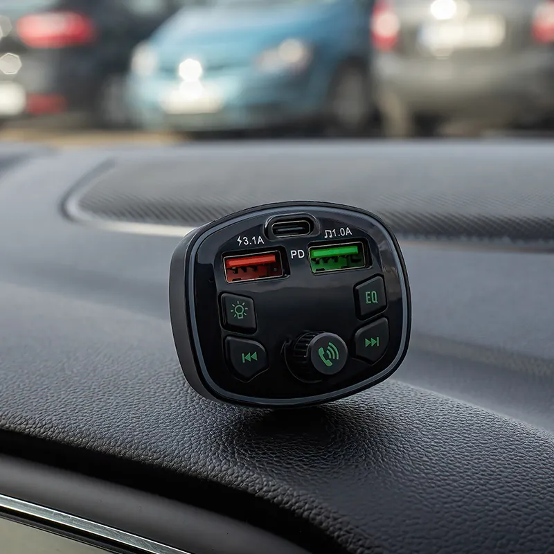 Modulator FM cu Bluetooth cu 2XUSB 1A - 3.1A + USB C 20W