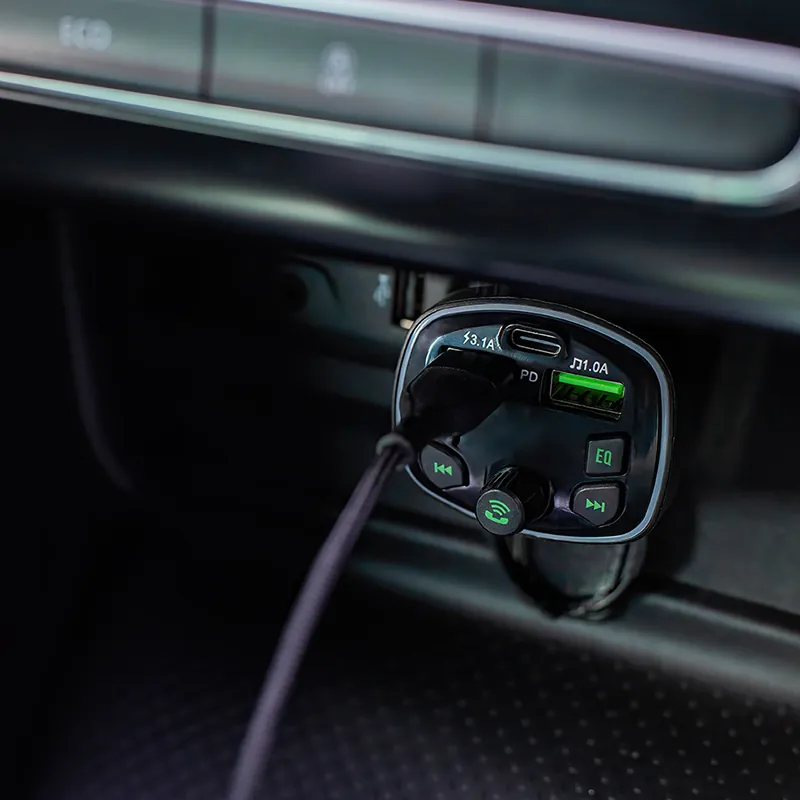 Modulator FM cu Bluetooth cu 2XUSB 1A - 3.1A + USB C 20W