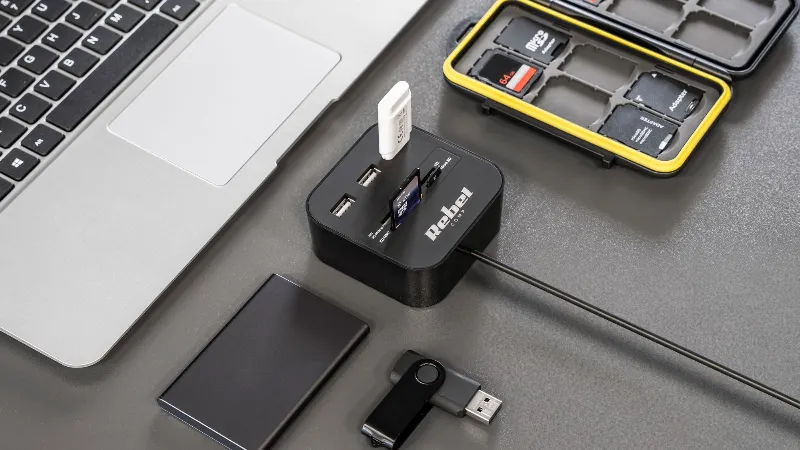 Hub 3X USB 2.0 si Cititor Card SD/Microsd Rebel