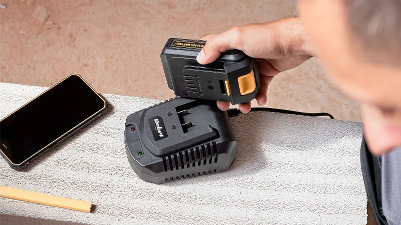 Acumulator Universal Scule Rebel 20V 2A